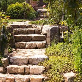 Natursteintreppe führt durch den Garten